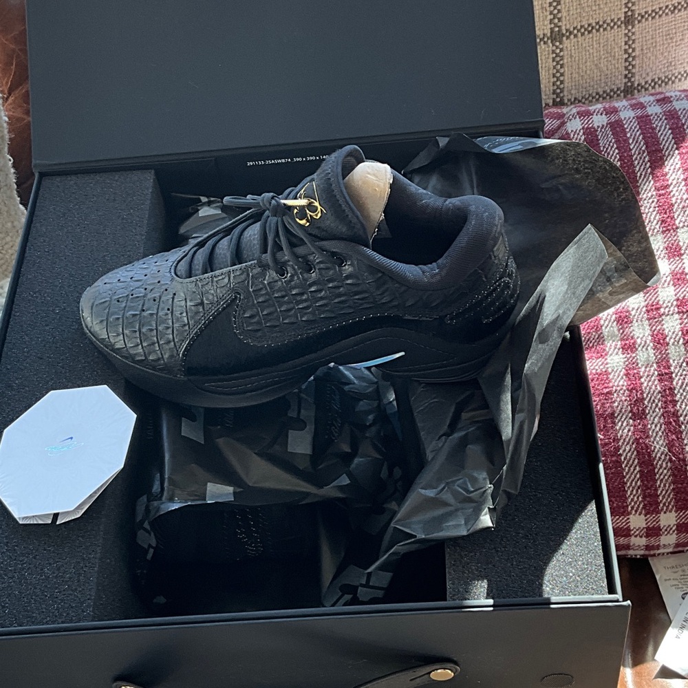Luxurious Black Textured Men's Sneakers